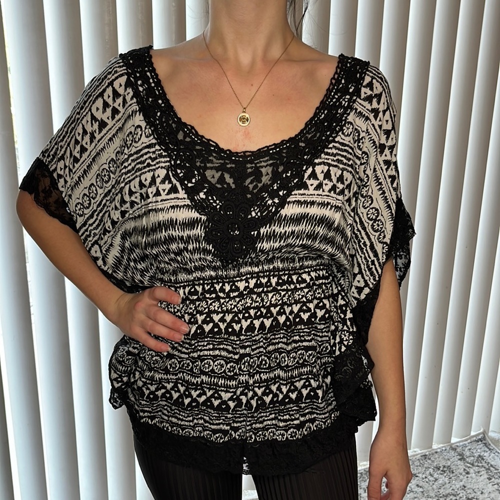 Dolman sleeve black and white pattern top